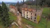 Ostanki nekdaj mogočnega baročnega dvorca iz 18. stoletja, ki se 
dviga nad reko Unico na obrobju Planinskega polja,  čakajo na 
boljše čase.