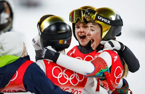 Veselje slovenskih skakalk ob osvojenem olimpijskem zlatu in 
bronu.