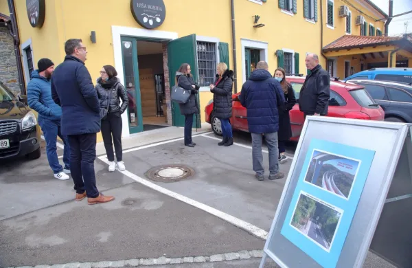Zaradi odmikanja gradnje dvotirnosti na drugem tiru Divača-Koper v leto 2030 in govoric, da bo obstoječa proga v funkciji do 
takrat, so civilna družba ter sveti krajevnih skupnosti ob železniški 
progi med Prešnico in Koprom odločni v zahtevi, da se stara proga 
zapre v trenutku, ko bo po drugem tiru zapeljal prvi vlak.