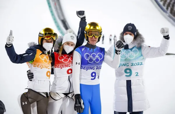 Slovenski skakalci Nika Križnar, Timi Zajc, Urša Bogataj in Peter 
Prevc so na olimpijskih igrah v Pekingu spisali zgodovino in slavili 
zmago na premierni tekmi mešanih ekip. 