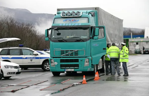 Policisti bodo ugotavljali, ali šoferji vozijo po omejitvah, ali imajo 
tehnično brezhibna vozila, ali prevažajo pretežak tovor in ali 
upoštevajo zakonodajo.