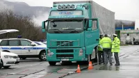 Policisti bodo ugotavljali, ali šoferji vozijo po omejitvah, ali imajo 
tehnično brezhibna vozila, ali prevažajo pretežak tovor in ali 
upoštevajo zakonodajo.