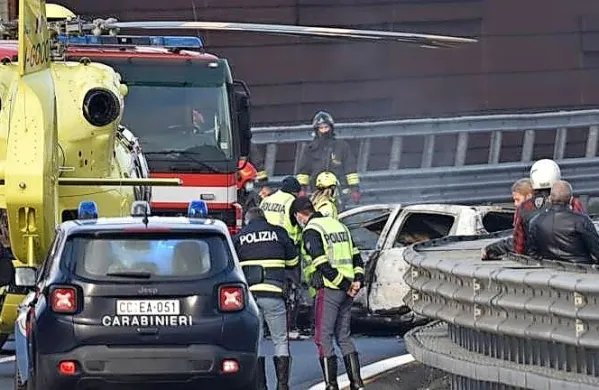 Voznik  s  Komenskega  je  na avtocesti  pri  Devinu povzročil   hudo  
nesrečo, v kateri  je umrla  romunska  voznica. 