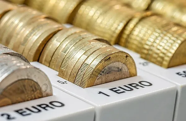 Letna inflacija v Sloveniji je  že presegla povprečno letno inflacijo 
v evrskem območju. 