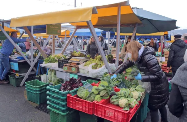 Običajna sobotna gneča in stojnice, ki se šibijo od zelenjave, 
meda, klobas, mlečnih izdelkov, kruha in domače moke ...
