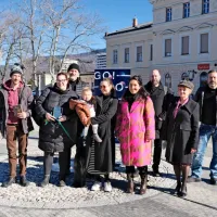 Na Trgu Evrope, ki povezuje Gorici, so Prešernovi poeziji glasove posodili (z leve) Peter Harl, Ana Facchini, Radoš Bolčina, Arna Hadžialjević, 
Marjuta Slamič, Miha Nemec, Nevenka Vrančič in Danijel Malalan.  