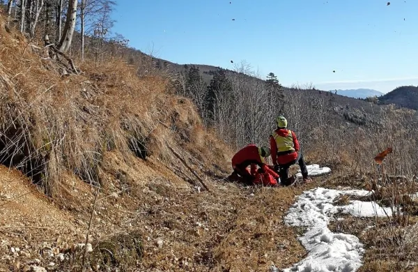 Poškodovano  planinko  so  odpeljali  z vojaškim  helikopterjem.