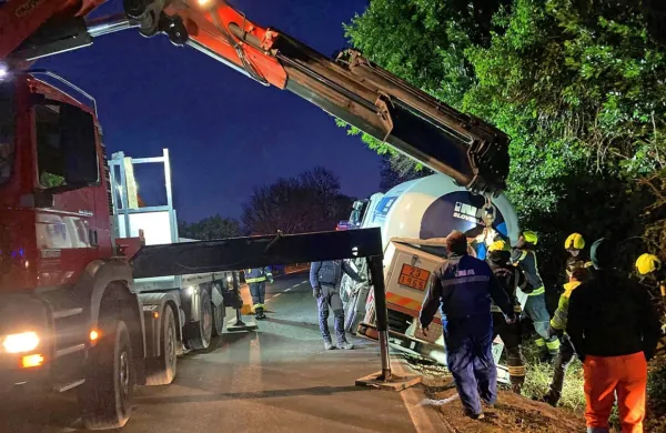 Z avtodvigalom so   cisterno, v kateri je bilo 2000  litrov  gospodinjskega  plina,  dvignili iz jarka in postavili  na  cesto. 