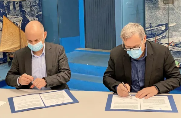 Direktor Delamarisa Janez Rebec (levo) in župan Danilo Markočič 
sta podpisala pismo o nameri za vzpostavitev Hiše ribiške 
industrije.