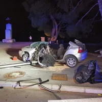 Avto v drog, gasilci dva ukle&scaron;čena re&scaron;ili iz pločevine