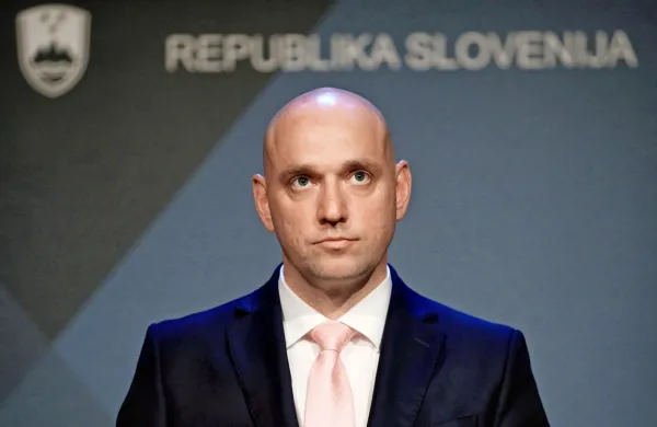 Simon Zajc je kot edini od pristojnih spregovoril na današnji nujni 
seji komisije DZ za nadzor javnih financ, ki so jo o vprašanjih, 
povezanih z odločitvijo sklada York, da svoj delež v Savi proda 
projektnemu podjetju Prestige Tourism, za katerim stoji madžarski kapital, sklicali v opozicijskih SD, LMŠ, SAB in Levici.