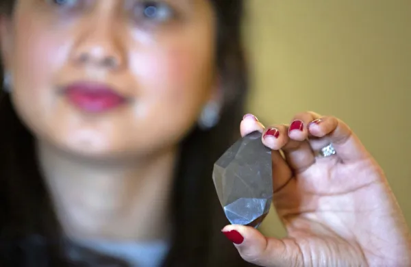 V Londonu so na današnji spletni dražbi priznane dražbene hiše 
Sotheby's za preračunanih 3,8 milijona evrov prodali Enigmo, 
največji znani brušeni diamant na svetu s 555 karati in 55 
facetami.