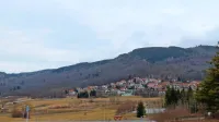 Trasa nadomestne cesta med Globovnikom in Črnimi njivami 
prečka tudi pomembni arheološki najdišči Stražico (na fotografiji) 
in Trnovo.