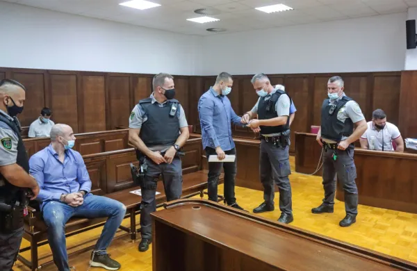  Tožilstvo je  obtožbo zaradi  ugrabitve vložilo  aprila  pred dvema  
letoma, zato   se  približuje  čas,  ko bi se  lahko       vrata  pripora  odprla  
za  Bojana  Stanojevića  (levo).  Ljubljansko  sodišče  je   za  Klemna  
Kadivca (na sredini)  odredilo  pripor  tudi v drugi  zadevi,  po obtožbi  
specializiranega  tožilstva  naj bi bil eden  od vodij    slovenske veje  
Kavaškega  klana. 