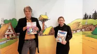 Založnik Vlado Grlica iz Izole in prevajalka dr.  Špela Žakelj sta na 
otvoritvi  razstave v ljubljanski galeriji Kresija pred kulisami galske 
vasice prva prelistala  sveže poslovenjena stripa Poglavarjeva hči 
ter Obelix in družabniki.