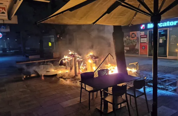 Proti  jutru  je  zagorelo  na terasi  gostinskega  lokala.  Nastala  je večja 
škoda.  