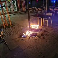 Gorele so mize in stoli, popokala stekla, policisti i&scaron;čejo požigalca