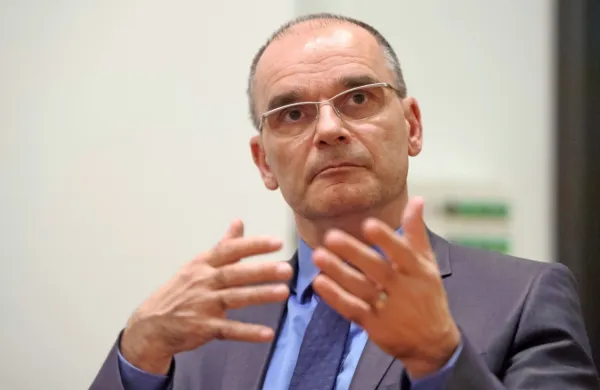 Marko Jaklič opozarja, da  turizem sodi med dejavnosti,  kjer je zelo 
tvegano, če jo prevzame kapital nejasnega izvora.