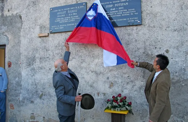 Tako sta leta 2008 spominsko ploščo Josipu Potepanu odkrila 
njegov vnuk Ivan Potepan Škrljov in prapravnuk Vilijem Gombač.