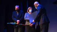 Nevenka Vidmar je prevzela  priznanje v imenu Dramsko pevske 
skupine Zarja.