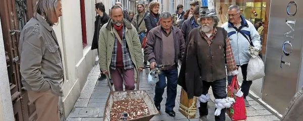 Performans Štetje v jeseni, ki se je bliskovito prebil med naše najbolj brane članke tistega leta in odmeval tudi po vsem Balkanu: 
15. decembra 2015 je Marko Brecelj s tovariši iz Društva prijateljev zmernega napredka po Kopru pozornost zbujal s 120 
kilogramov težko samokolnico, pičlimi 500 evri občinske podpore,  ki so jih na banki dobesedno dvignili v kovancih za en cent. 