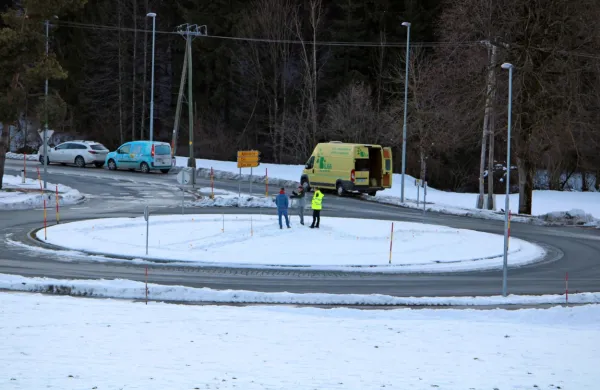 Le eno krožišče, 12 kilometrov oddaljeno od Idrije, je po mnenju poznavalcev ob  skromni prometni 
infrastrukturi v občini premalo za učenje varne vožnje in opravljanje vozniških izpitov.