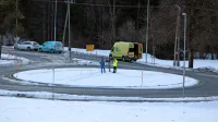 Le eno krožišče, 12 kilometrov oddaljeno od Idrije, je po mnenju poznavalcev ob  skromni prometni 
infrastrukturi v občini premalo za učenje varne vožnje in opravljanje vozniških izpitov.