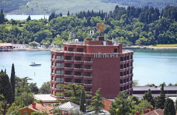 Hrvaški poslovnež in eden najbogatejših Hrvatov Darko Ostoja naj  
prodajal štiri portoroške hotele iz resorta Metropol.