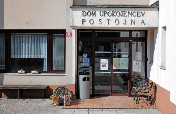 Kot je povedala direktorica Doma upokojencev Postojna Alenka 
Curk, je aktualna stavba stara 45 let in ni prilagojena potrebam 
stanovalcev.