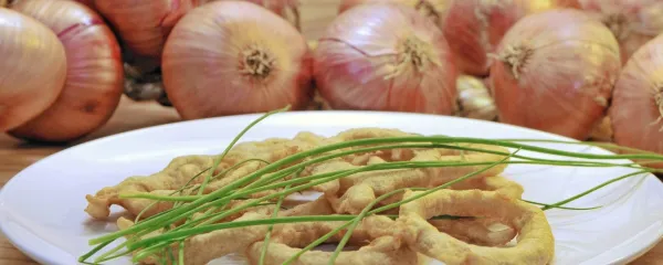 Čebulni obročki v pivskem testu