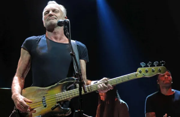 Britanski glasbenik Sting je katalog svojih pesmi, med njimi 
samostojna dela ter uspešnice s skupino The Police, kot je 
Roxanne, prodal skupini Universal Music