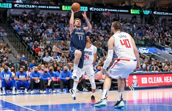 Luko Dončića (z žogo) čaka nocoj še en obračun z Los Angeles 
Clippersi. 