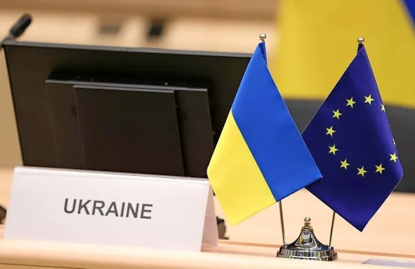 Visoki zunanjepolitični predstavnik Evropske unije Josep Borrel je 
v soboto zagotovil, da EU ne zapira svojih diplomatskih predstavništev v Ukrajini.
