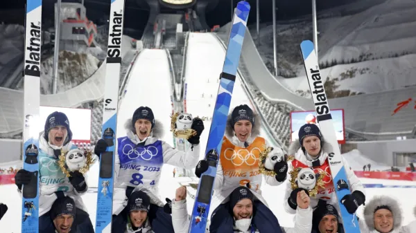 Slovenski smučarski skakalci Lovro Kos, Cene Prevc, Timi Zajc in 
Peter Prevc (934,4 točke), vodilni po prvi seriji, so današnjo zadnjo 
skakalno tekmo  olimpijskih iger v Pekingu, moštveno preizkušnjo, 
končali na drugem mestu.