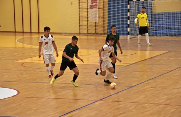 Edini primorski gol je dosegel Oplast (v beli opremi), ki bo v petek 
v četrtfinalu pokala igral s Silikom (v temni opremi).