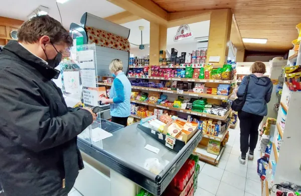 Zaposleni v trgovinah Fama že dve leti delajo v izjemno težkih pogojih, sedem ur na dan z masko in v skrbi za izpolnjevanje vseh covid ukrepov. 