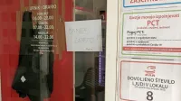 Goste   je  v soboto  na vratih  pričakal  list  z napisom, da  je  lokal  po  
nočnem  dogajanju zaprt.    