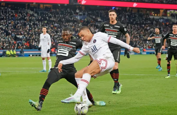 Kylian Mbappe (z žogo) bo nocoj na Parku princev pod posebnim 
drobnogledom.  