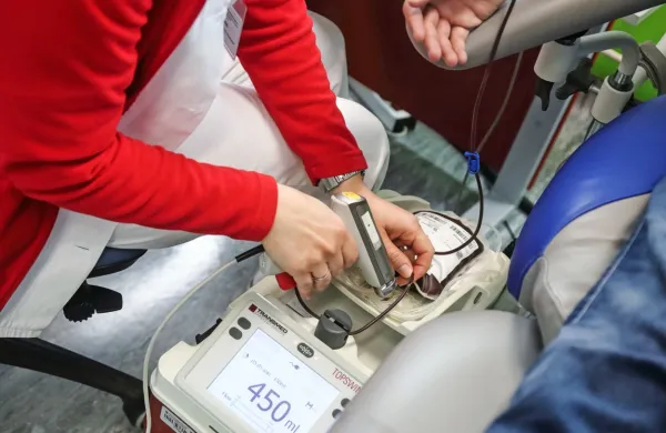 Zaloge krvi so na spodnjih mejah. Transfuzijske službe potrebujejo 
krvodajalce vseh krvnih skupin, razen skupine AB+. 