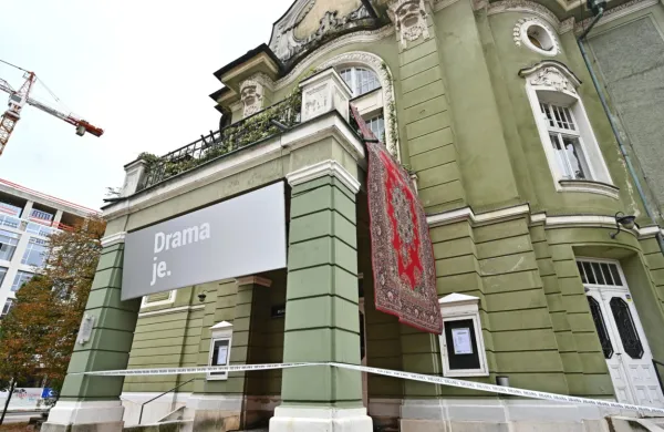 Igra Simone Hamer Vse OK bi morala krstno uprizoritev doživeti že 
lani.