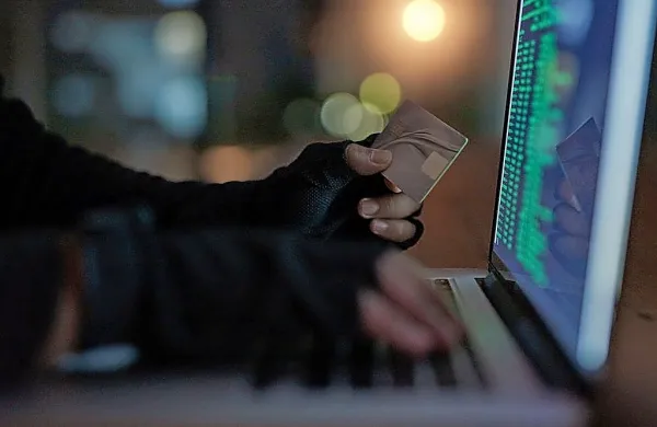 Največ  škode  so  policisti lani  zabeležili  pri  goljufivih  investicijskih  
vlaganjih,  pri katerih se  prevaranti   prek  oddaljenega dostopa 
povežejo   z žrtvinim  računalnikom.    