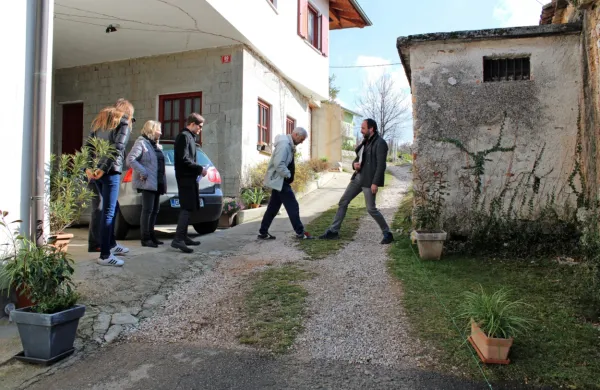 Člani Civilne iniciative Osek opozarjajo, da bodo gradbeni stroji in 
tovornjaki vozili  tik pred njihovimi hišnimi vrati. 