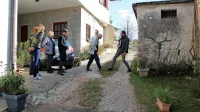 Člani Civilne iniciative Osek opozarjajo, da bodo gradbeni stroji in 
tovornjaki vozili  tik pred njihovimi hišnimi vrati. 
