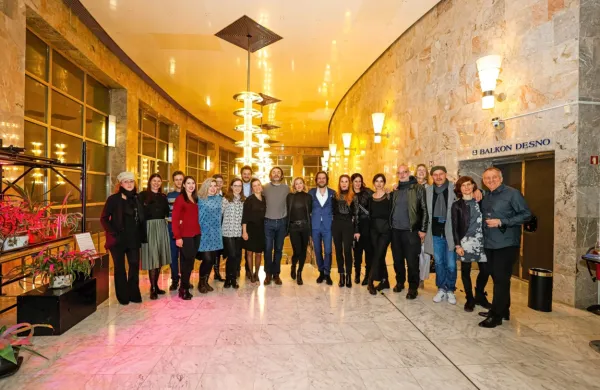Celotna ustvarjalna ekipa - igralski ansambel, glasbeniki, tehnična 
ekipa in ostali ustvarjalci po premieri. Foto: SNG Nova Gorica/Anže 
Krže