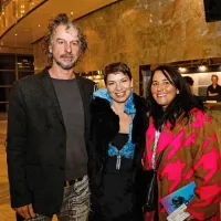 Premiere v razprodani dvorani sta se udeležila režiser Jan 
Cvitkovič in igralka Irena Kovačević. Igralske kolege je prišla 
podpreti tudi igralka ansambla SNG Nova Gorica, Marjuta Slamič. 
Foto: SNG Nova Gorica/Anže Krže