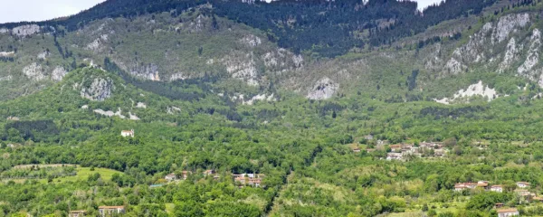 Zaselek Užiče (desno zgoraj na fotografiji) je del vasi Vitovlje, ki se razprostirajo na južnih pobočjih Trnovskega gozda nad krajem Šempas in skupaj z Osekom tvorijo skupno krajevno skupnost in skupno župnijo.