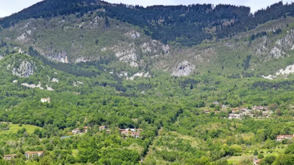 Zaselek Užiče (desno zgoraj na fotografiji) je del vasi Vitovlje, ki se razprostirajo na južnih pobočjih Trnovskega gozda nad krajem Šempas in skupaj z Osekom tvorijo skupno krajevno skupnost in skupno župnijo.