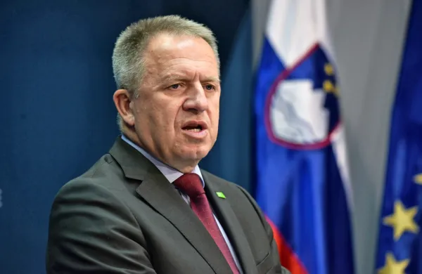 Zapletlo naj bi se zaradi zahtev gospodarskega ministra Zdravka 
Počivalška, ki si želi širšega rahljanja ukrepov.