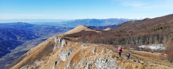 Ena od idej, kako preživeti počitniške dni, je tudi vzpon na Nanos. Z vrha se odpira prelep razgled na Vipavsko dolino in Kras, v daljavi se vidijo gore ... Učna ura geografije v naravi! 