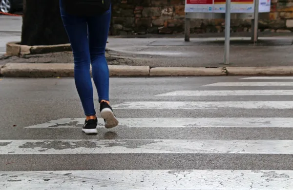 Začenja se   nacionalna preventivna akcija za večjo varnost pešcev 
Bodi viden - bodi previden,  med katero  bodo  policisti  do  nedelje  
poostreno  preverjali  upoštevanje  predpisov  tako  pri  pešcih  kot  pri  
voznikih.